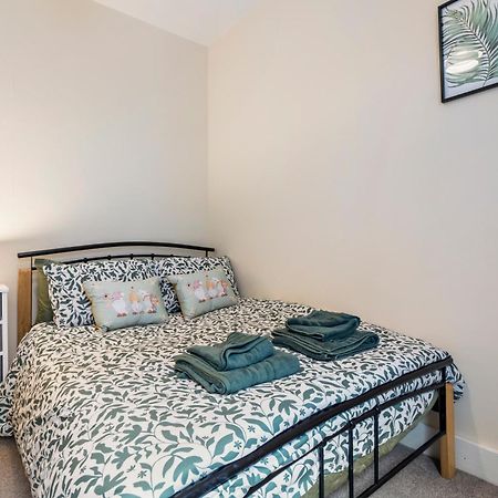 Modern 3 Bedroom Apartment In Wimbeldon Park London Exterior foto