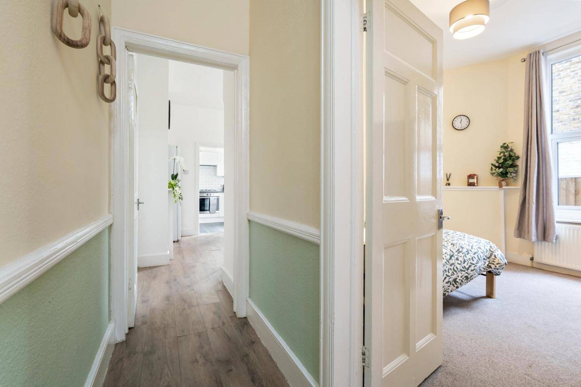 Modern 3 Bedroom Apartment In Wimbeldon Park London Exterior foto