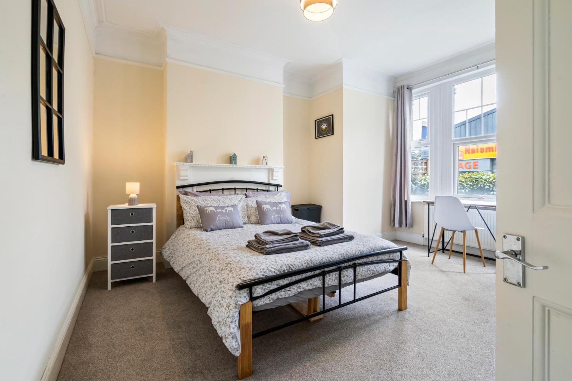 Modern 3 Bedroom Apartment In Wimbeldon Park London Exterior foto