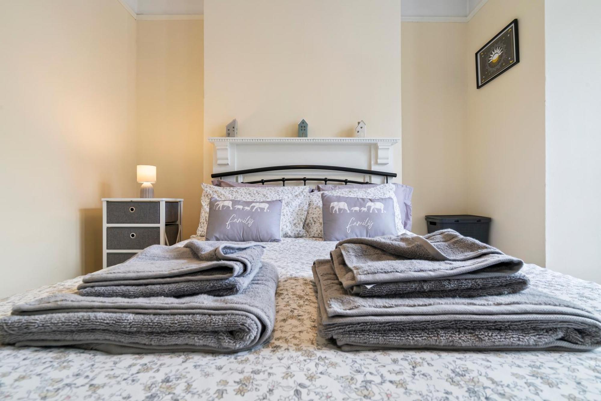 Modern 3 Bedroom Apartment In Wimbeldon Park London Exterior foto